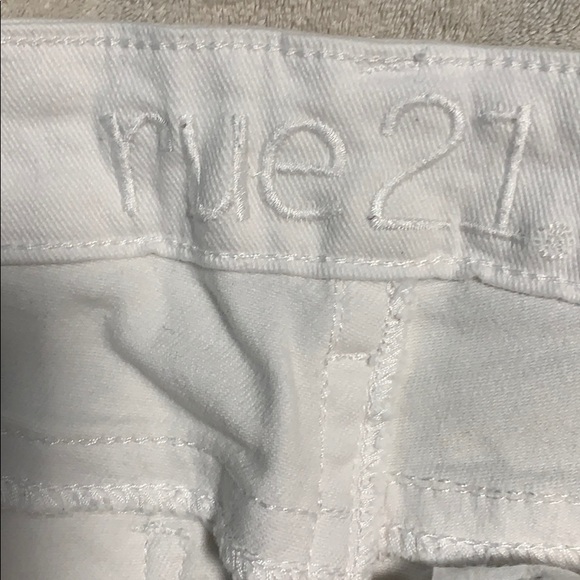 Shorts - Picture 3 of 4